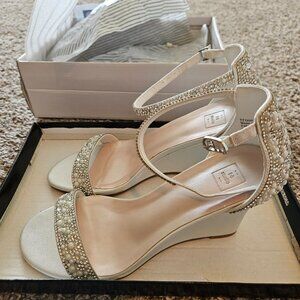David's Bridal Wedding Wedge Heel Shoe size 7W
